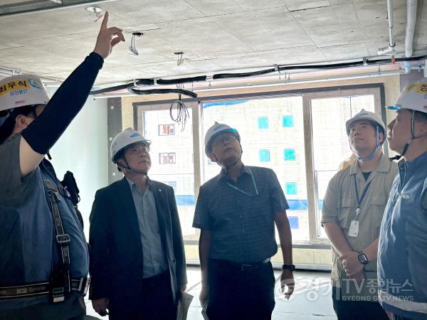 [크기변환]권선 113-6구역 재개발 현장 점검.jpg