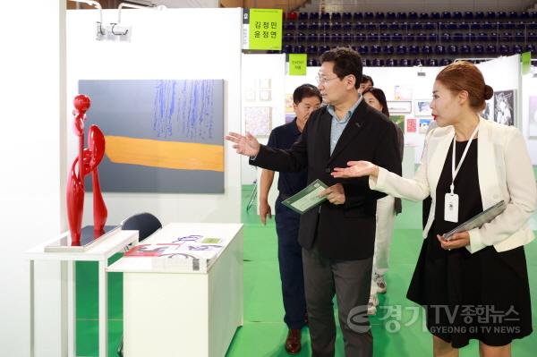 [크기변환]9-3. 이상일 시장이 29일 2025 용인 세계 예술&문자 엑스포에 참석해 작품을 관람하고 있다.jpg