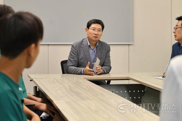 [크기변환]7-2. 이상일 시장은 29일 용인시축구센터 U-15 청룡기 우승컵 봉납식 후 선수들에게 격려 인사를 전했다.jpg
