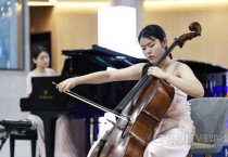 [크기변환]4-1. 김지우 양과 자치행정국장이 모범시민 표창 기념사진을 촬영하고있다 .jpg