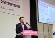[크기변환]8. 올해 1월 22일 신년 언론브리핑에서 광역 철도망 구축 계획을 설명하고 있는 이상일 용인특례시장 (1).JPG