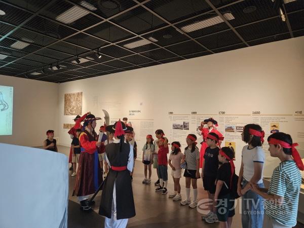 [크기변환]5. 전시실 해설.jpg