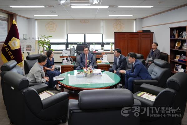 [크기변환]250902 안성시의회, 안성시와 9월 정례 간담회 개최 (2).jpg