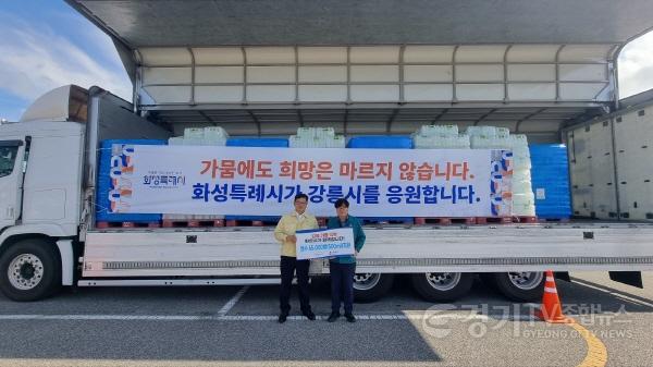 [크기변환]8-1. 화성특례시 김기두 안전건설국장과 강릉시 김동율 안전국장이 기념촬영을 하고 있다  .jpg