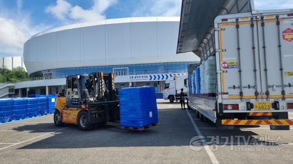 [크기변환]8-2. 지원된 생수를 현장에 하차하고 있다.jpg
