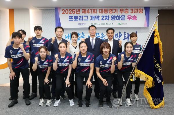 [크기변환]9-2. 정명근 화성특례시장이 2일 화성도시공사 탁구단을 격려하고 함께 기념촬영하고 있다.jpg