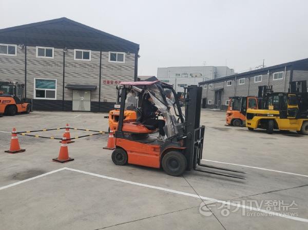 [크기변환]3. (일자리)소형지게차.jpg