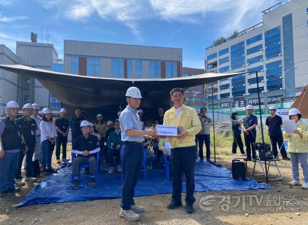 [크기변환]250903 정하용 의원, ‘9월 노동안전의 날’ 현장 점검...용인시 동백종합복지회관 건설현장 방문 (2).jpg