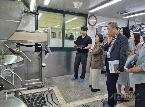 [크기변환]250903 김영희 의원, 학교급식실 조리로봇 운영 현장 점검(1).jpg