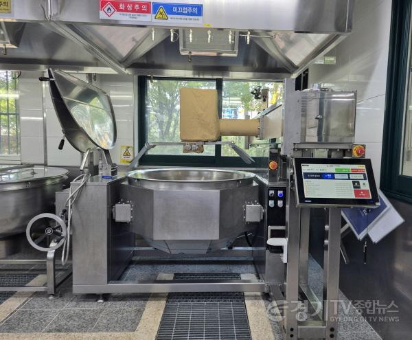 [크기변환]250903 김영희 의원, 학교급식실 조리로봇 운영 현장 점검(2).jpg