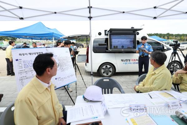 [크기변환]1-2. 정명근 화성특례시장이 3일 _2025년 안전화성훈련_에서 재난지휘차량 및 재난안전드론을 활용해 재난상황을 실시간으로 보고받고 있다.jpg