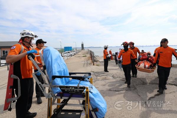 [크기변환]1-3. 3일 _2025년 안전화성훈련_에서 해상추락자 등 부상자의 응급 처치 및 의료기관 이송 훈련을 하고 있다.jpg