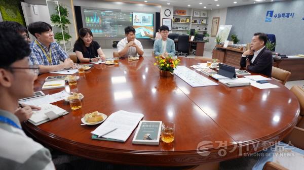 [크기변환]이재준 수원시장, 공직자 독서 모임 ‘수요정담’에 함께한다 (2).jpg