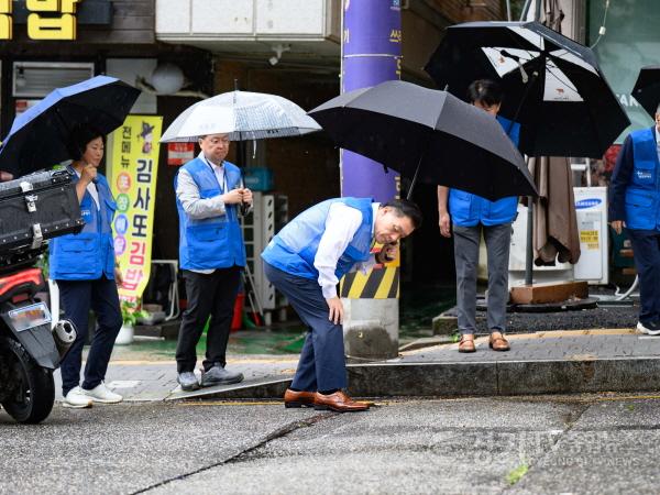 [크기변환]사진1) 도로 요철 그림 그려 ‘폭싹 담았수다! 시민의 민원함’에 넣은 시민, 한 달만에 민원 해결됐다.jpg