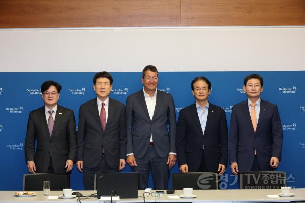 [크기변환]1-1. 이상일 용인특례시장(오른쪽 첫 번째)은 5일(현지시간) 대한민국대도시시장협의회 소속 시장단과 함께 독일 베를린 독일도시협의회를 방문했다. 김병수 김포시장(왼쪽 첫 번째), 이강덕 포항시장(왼쪽 두 번째), 이동환 .jpg