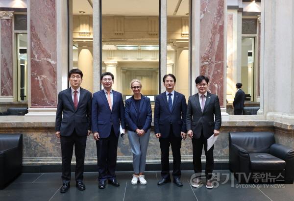[크기변환]1-3. 이상일 용인특례시장은 5일(현지시간) 독일연방 상원의회를 방문했다. 이강덕 포항시장(왼쪽 첫 번째),이동환 고양시장(오른쪽 두 번째),김병수 김포시장(오른쪽 첫 번째) .jpg