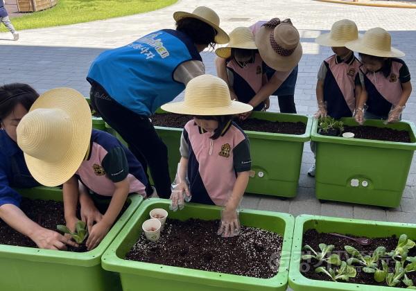 [크기변환]250905_경기도교육청북부유아체험교육원__꼬마_농부들과_함께하는_특별한_생태체험(경기도교육청북부유아체험교육원)(사진2).jpg