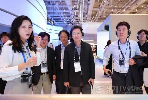 [크기변환]3-1. 이상일 용인특례시장(가운데)이 IFA 삼성전자관에서 혁신제품을 살펴보며 설명을 듣고 있다.jpg