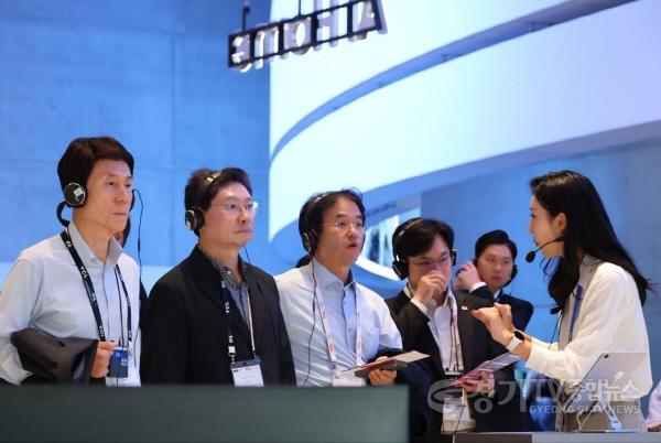 [크기변환]3-2. 이상일 용인특례시장(왼쪽에서 두번째)이 IFA 삼성전자관에서 혁신제품을 살펴보며 설명을 듣고 있다.jpg