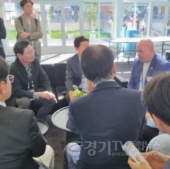 [크기변환]3-3. 이상일 시장(左)이 라이프 린드너 IFA CEO(右)와 대화하고 있다.jpg