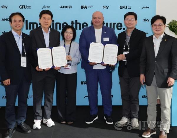 [크기변환]3-4. 이상일 시장(오른쪽에서 두번째) 등 대도시시장협의회 소속 시장들이 라이프 린드너 IFA CEO 등과 함께 IFA 한국대표부인 주한독일상공회의소와 맺은 업무협약서를 들고 기념촬영을 하고 있다.jpg