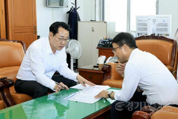 [크기변환]1-2. 정명근 화성특례시장(사진 왼쪽)이 4일 한병도 국회 예결위원장을 만나 9개 국비사업의 2026년도 예산안 반영을 요청하고 있다.jpg