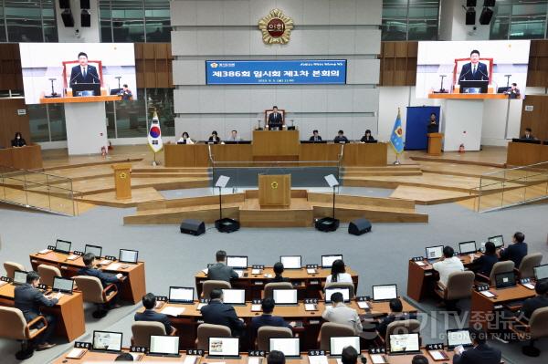 [크기변환]250905 김진경 의장, 제386회 임시회 개회...“더 나은 경기도 위한 실용의 협력으로 지방자치의 힘을 보여줄 것” (2).jpg