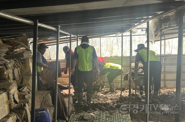 [크기변환](사진2) 봉사자들이 가평군 청평면에서 수해복구를 위해 노력하고 있다..jpg