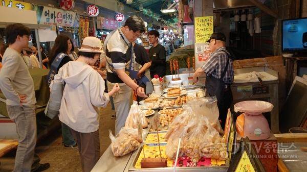 [크기변환]250910_[사진자료] 경상원이 안양 중앙시장의 한 점포에서 식품을 구매했다.jpg