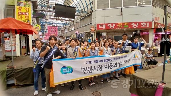 [크기변환]250910_[사진자료] 경상원이 얀앙 중앙시장에서 전통시장 이용의 날 행사를 한 후 단체 기념촬영을 했다.jpg