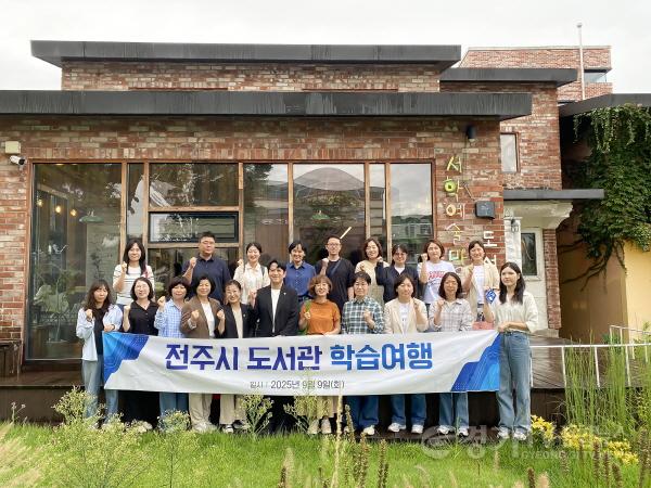 [크기변환][사진1] 시흥시의회 교육복지위원회 의원들이 관계 공무원들과 함께 기념촬영을 하고 있다 (1).jpg