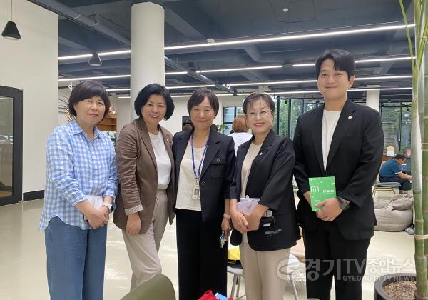 [크기변환][사진2] 의원들이 전주 완산도서관 관계자와 기념촬영을 하고 있다.jpg