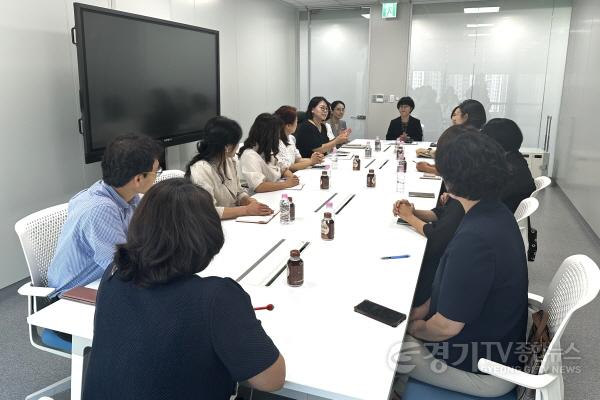 [크기변환]250910_‘영아기_부모교육__경기교육에서_해답_찾는다’_현장_목소리_담아_부모교육_지원_강화(사진1).jpg
