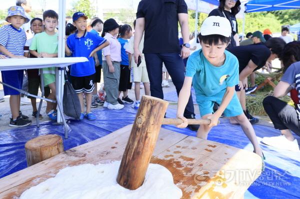 [크기변환]7-2. 10일 화성특례시 팔탄면 구장리 벼 재배단지에서 어린이들이 떡메치기 체험을 하고 있다.jpg