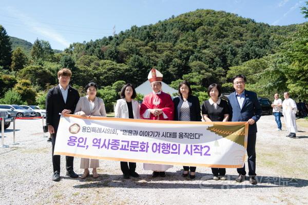 [크기변환](사진1) 용인특례시의회 의원연구단체 ‘용인, 역사종교문화 여행의 시작2’는 11일 처인구 양지면 은이성지에서 열린 ‘청년 김대건 길’ 명예도로 제막식에 참석했다..JPG