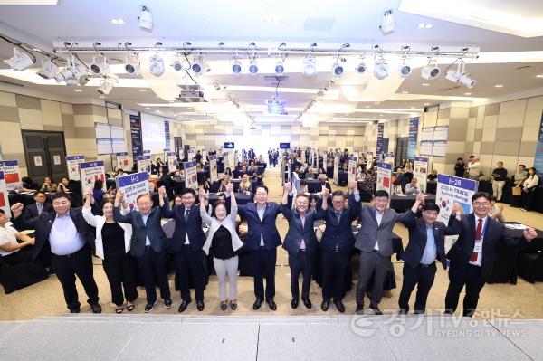 [크기변환]2-1. 10일 열린 화성특례시 H-TRADE 해외바이어 초청 수출상담회에서 정명근 화성특례시장(사진 가운데)과 참석자들이 기념 촬영하고 있다.jpg