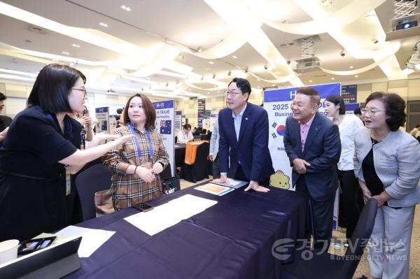 [크기변환]2-2. 10일 열린 화성특례시 H-TRADE 해외바이어 초청 수출상담회에서 정명근 화성특례시장(사진 왼쪽 세번째)이 관내 기업 관계자와 대화하고 있다.jpg