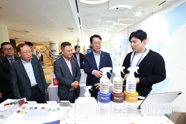 [크기변환]2-3. 10일 열린 화성특례시 H-TRADE 해외바이어 초청 수출상담회에서 정명근 화성특례시장(사진 오른쪽 두번째)이 관내 기업 제품에 대한 설명을 듣고 있다.jpg