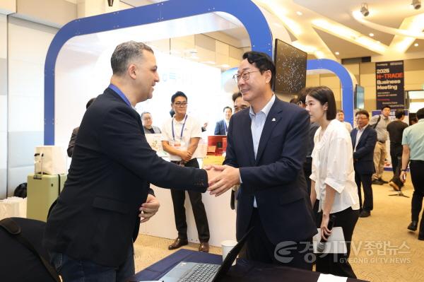 [크기변환]2-4. 10일 열린 화성특례시 H-TRADE 해외바이어 초청 수출상담회에서 정명근 화성특례시장(사진 오른쪽)이 해외 바이어와 대화하고 있다.jpg