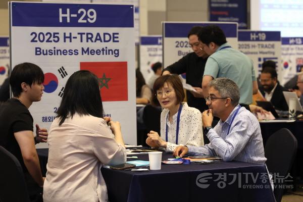 [크기변환]2-5. 10일 열린 화성특례시 H-TRADE 해외바이어 초청 수출상담회에서 해외 바이어들이 관내 기업과 수출 상담을 하고 있다.jpg