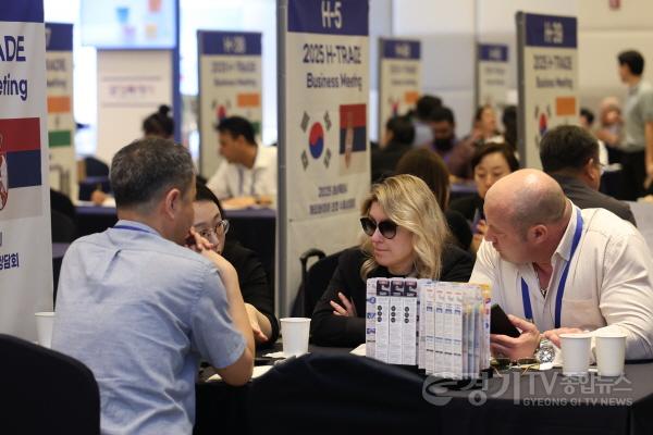[크기변환]2-6. 10일 열린 화성특례시 H-TRADE 해외바이어 초청 수출상담회에서 해외 바이어들이 관내 기업과 수출 상담을 하고 있다.jpg