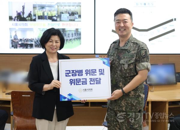 [크기변환]김찬심 부의장과 제167보병여단장이 기념촬영을 하고 있다.jpg