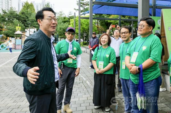 [크기변환]1-1 정명근 화성특례시장이 봉담삼담축제 운영진을 격려하고있다.jpg
