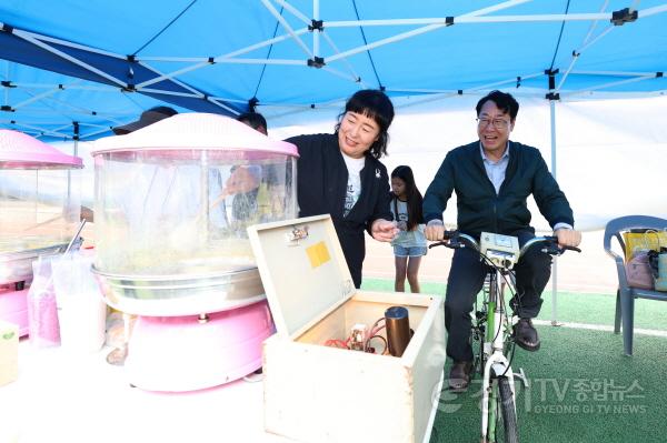 [크기변환]1-2. 정명근 화성특례시장이 동틴4동 청계온축제의 에코부스를 체험하고있다.jpg