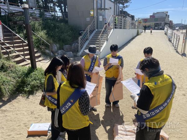 [크기변환]250912_[사진자료] 경상원 직원들이 경기바다 함께해 캠페인 진행 전 유의사항을 숙지하고 있다.jpg