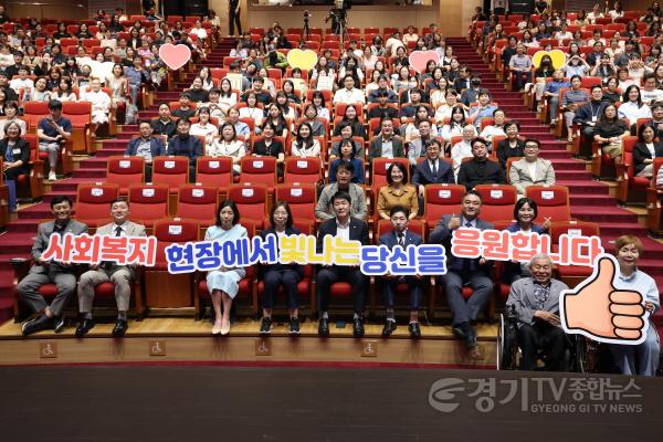 [크기변환]2-1. 11일 2025 화성특례시 복지페스타에 참석한 주요 내빈과 복지 분야 종사자들이 기념 촬영을 하고 있다.jpg