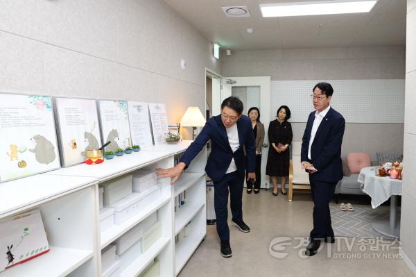 [크기변환]9-2 정명근 화성특례시장이 이전한 자살예방센터 현장 둘러보고 있다.jpg