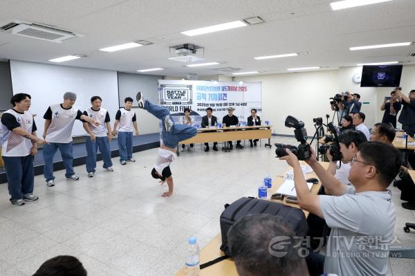 [크기변환]1-2. 화성특례시가 16일 2025 배틀오브더이어 월드파이널 미디어데이에서 브레이킹 아티스트들이 역동적인 기본 동작 시연을 선보이고 있다.jpg