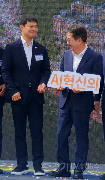 [크기변환]250916 유영일 의원, 인덕원 도시개발사업 인텐스퀘어 착공식 참석 (2).jpg