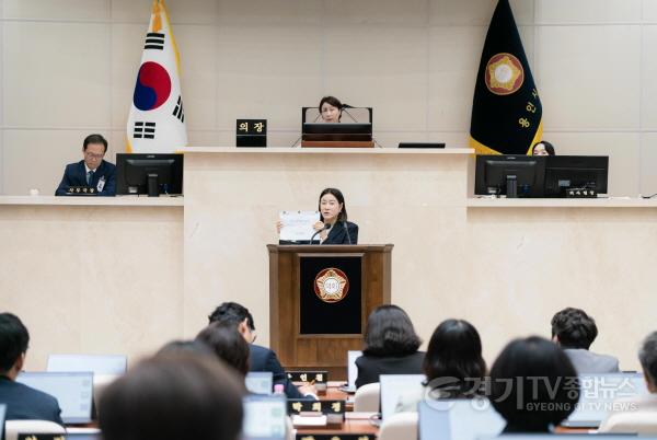 [크기변환](사진2) 용인특례의회 김희영 의원이 19일 열린 제295회 임시회 제3차 본회의에서 시정질문을 하고 있다. (1).jpg